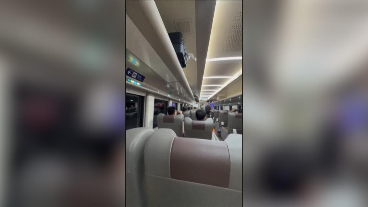 Indonesia, scontro tra treni: le immagini dell'incidente riprese in diretta da una carrozza