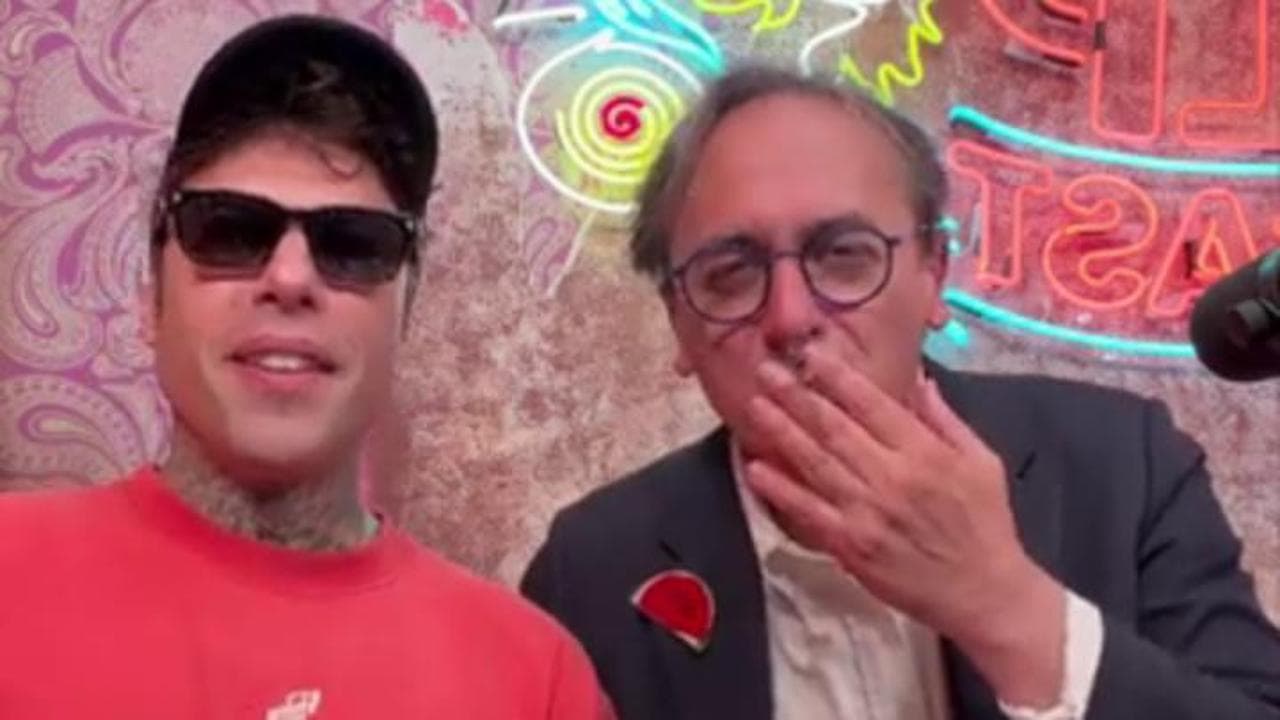 Bonelli da Fedez, la gag della canna in podcast: "Legalizzate la marijuana"