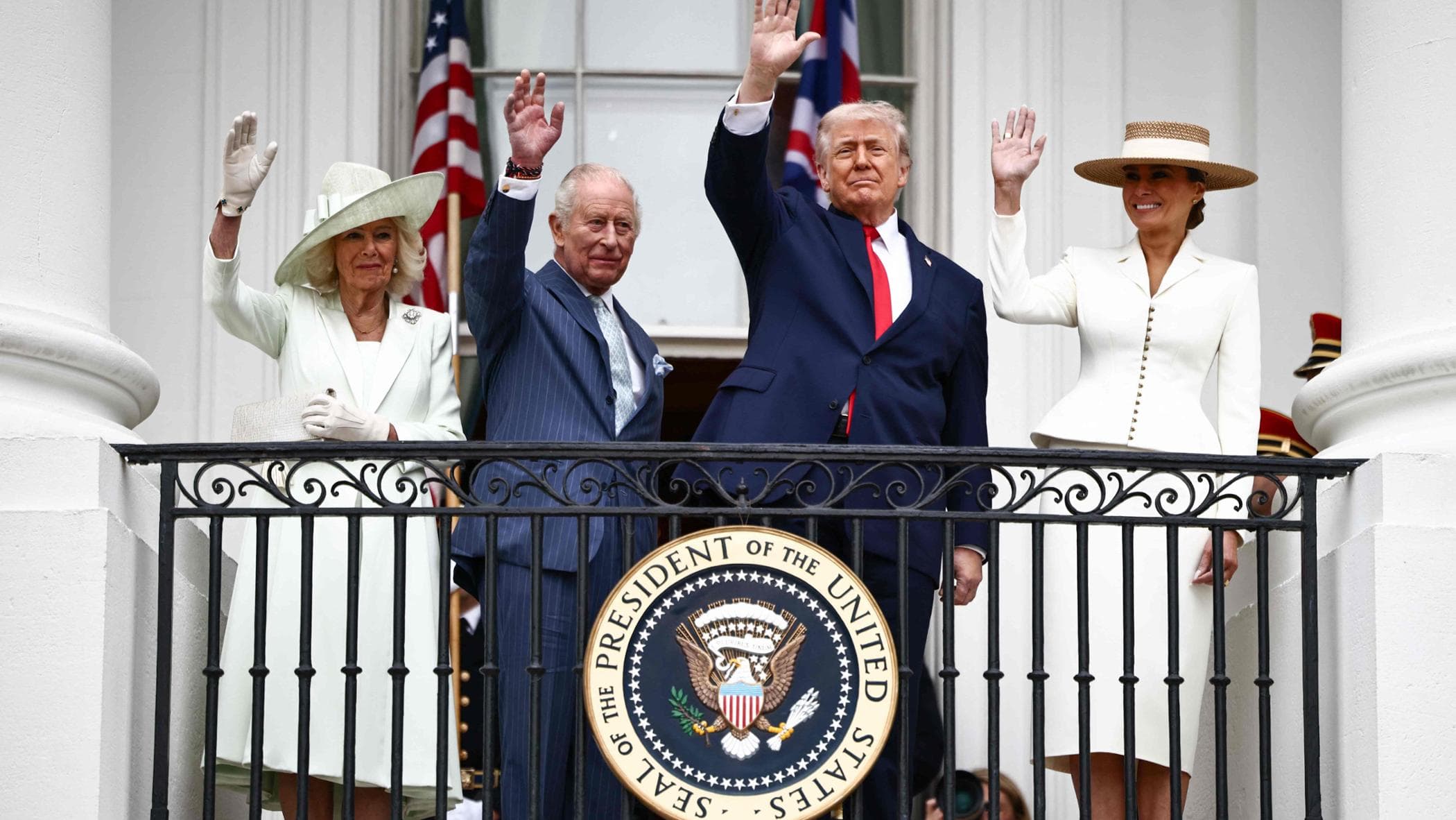 La banda e i 21 colpi di cannone: l’accoglienza di Trump a re Carlo: “Non c’è alleato più stretto”