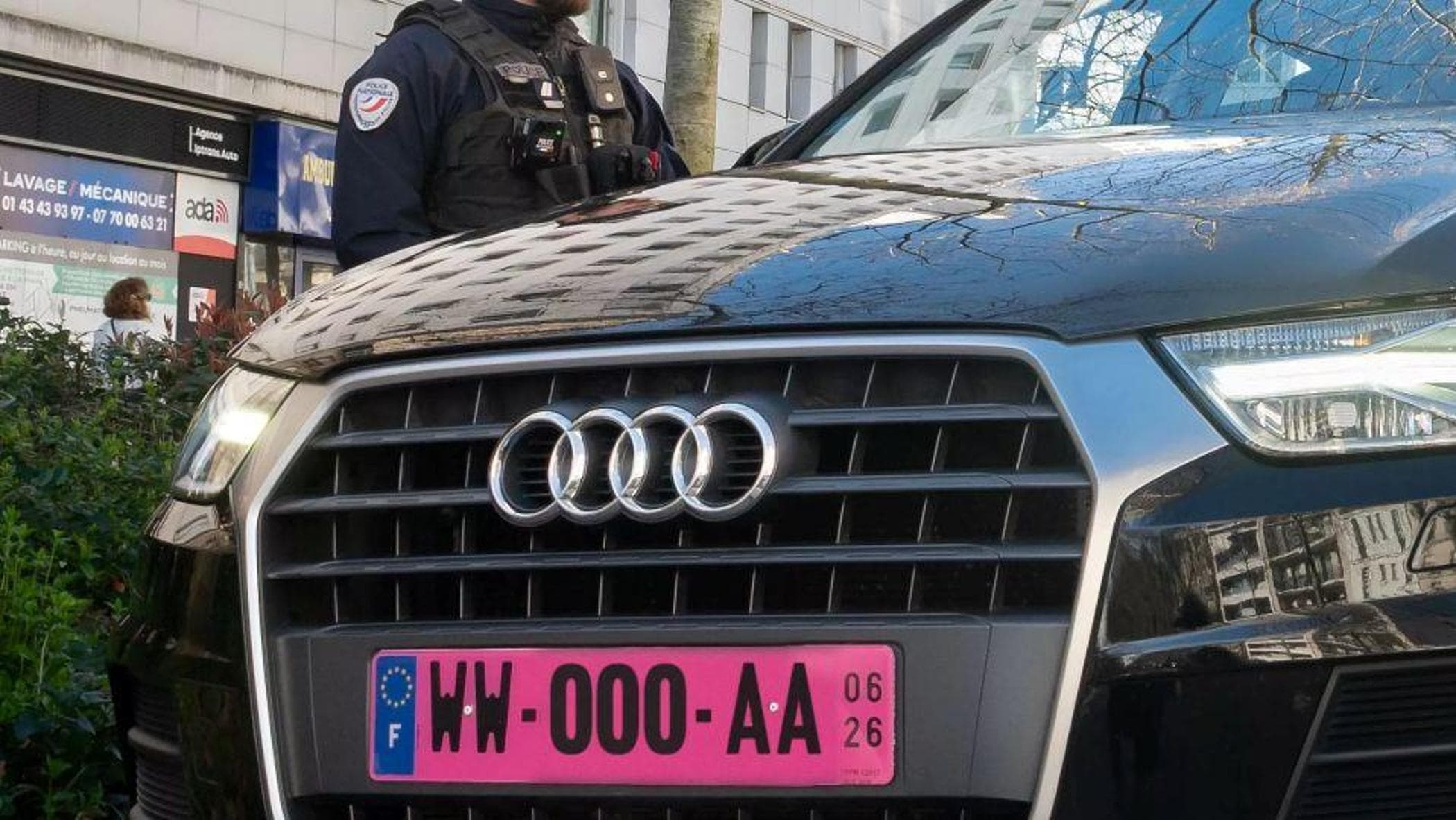 Fransa, rengarenk plakaların evi. Şimdi sıra şok edici pembe olanlarda: İşte nedeni