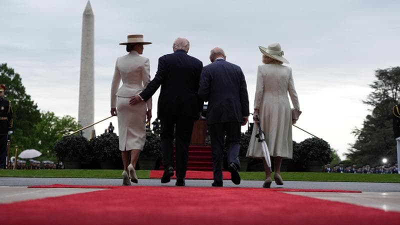 Anteprima: Melania e Camilla, diverse ma stesso look: vestite in bianco per la ritrovata unità