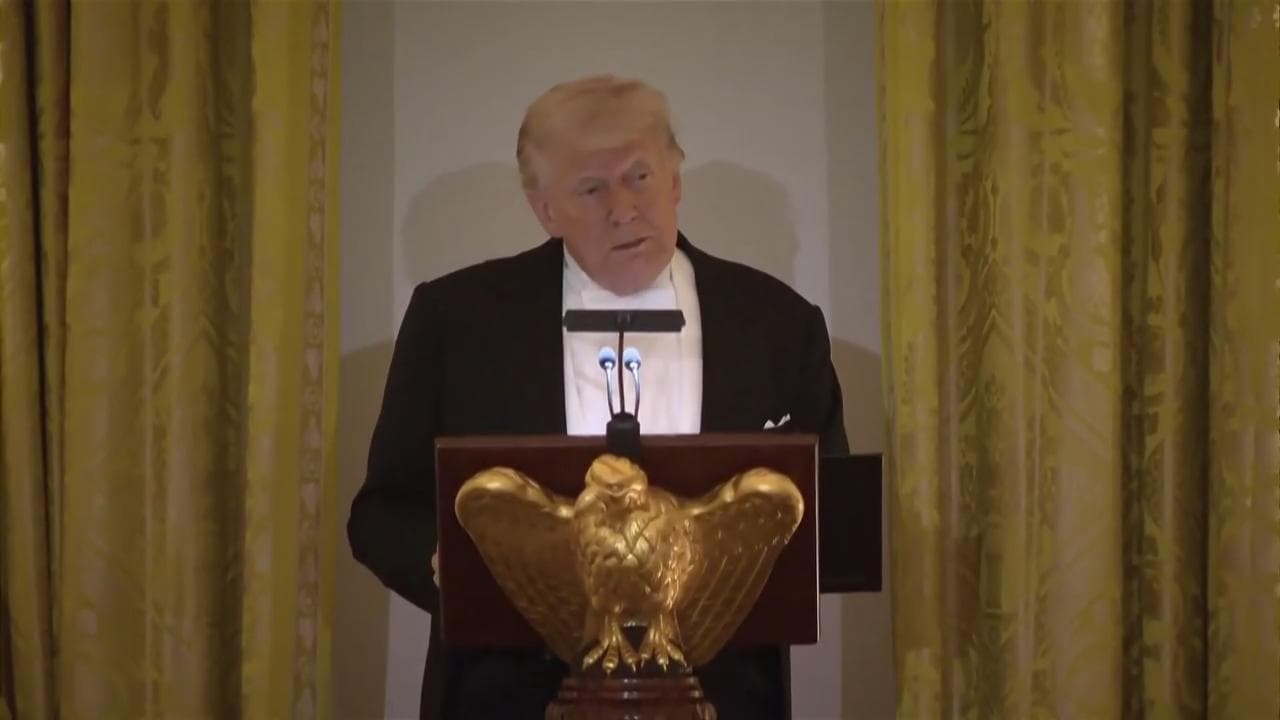 Trump alla cena per Carlo: "Iran sconfitto, io e te invincibili”. Poi i complimenti al golfista