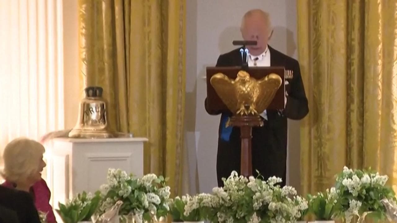 Re Carlo dona la campana del sottomarino "Trump" al presidente: "Se serve, ci faccia uno squillo"