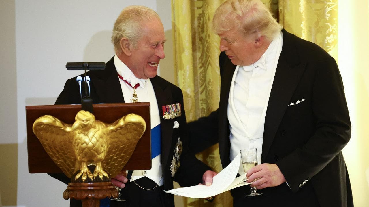 Re Carlo punge Trump a cena: "Altro che tedesco, senza di noi parlereste francese"