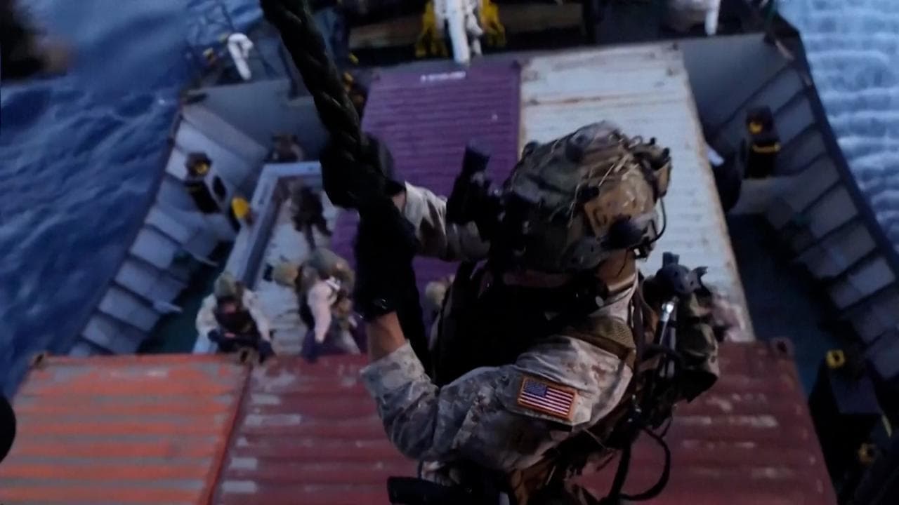 Iran, i marines controllano e poi rilasciano mercantile sospetto: le immagini dell'abbordaggio