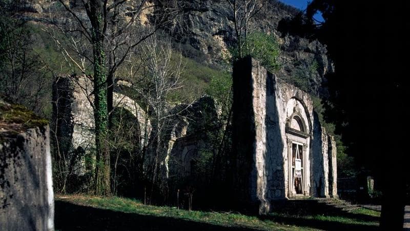 I resti della chiesa di San Bartolomeo a Portis (Udine). Molte furono le scosse che colpirono il Friuli nel 1976: le principali si verificarono il 6 maggio, l’11  e il 15 settembre. (Mauro Galligani)