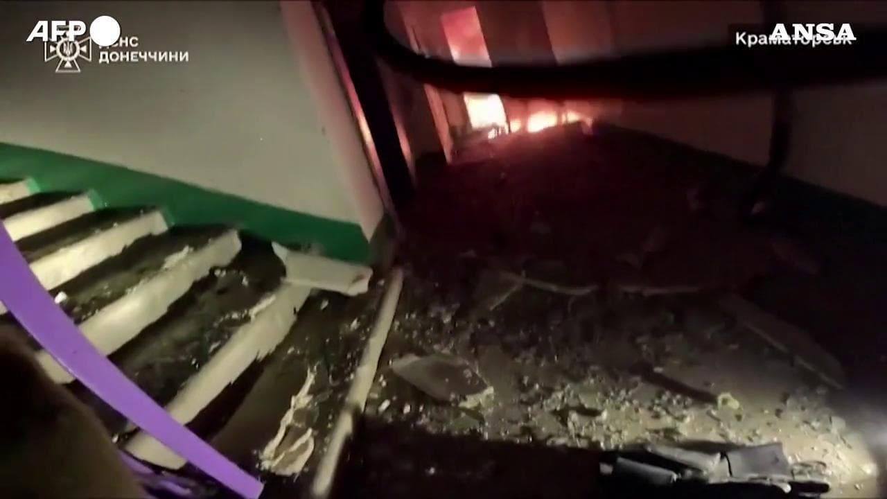 Ucraina, drone russo su un edificio a Kramatorsk: pompiere salva una donna e i suoi gatti
