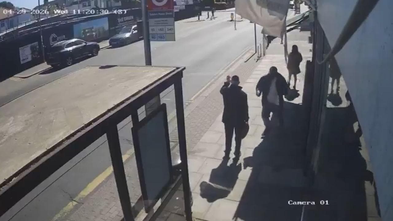 Attacco antisemita a Londra: l'accoltellamento dell'anziano alla fermata ripreso dalle telecamere