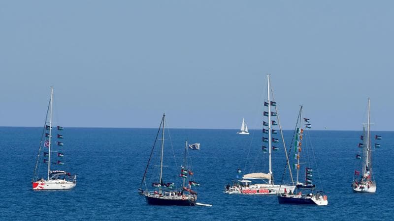 Flotilla, blitz di Israele vicino a Creta: minacce via radio, poi l’assalto. Si attiva la Farnesina