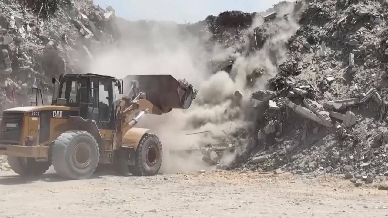 Gaza, l’asfalto nasce dalle macerie raccolte e riciclate: così si ricostruiscono le strade distrutte