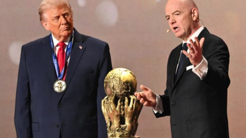 Trump riceve il "premio per la pace della Fifa" da Infantino