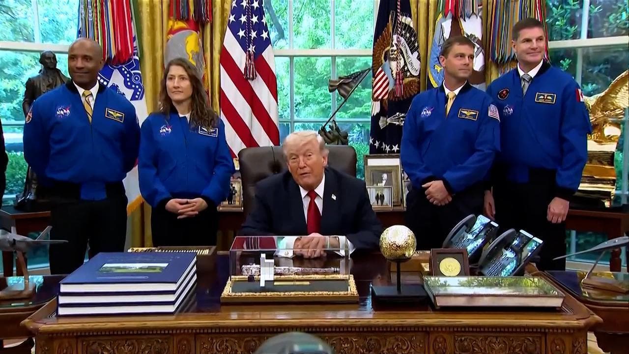 Trump scherza con l'equipaggio di Artemis II: "Sono in ottima forma, sarei potuto partire con voi"