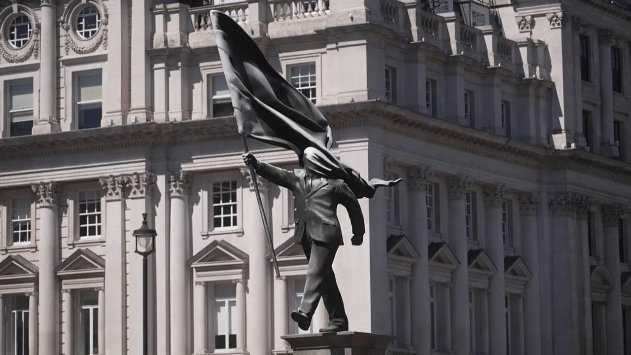 Londra, nuovo blitz di Banksy: l'artista installa a sorpresa una statua in centro