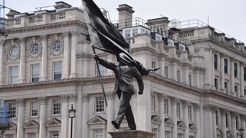 Anteprima: Una statua di Banksy spunta nel centro di Londra a due passi da quella di re Ed…
