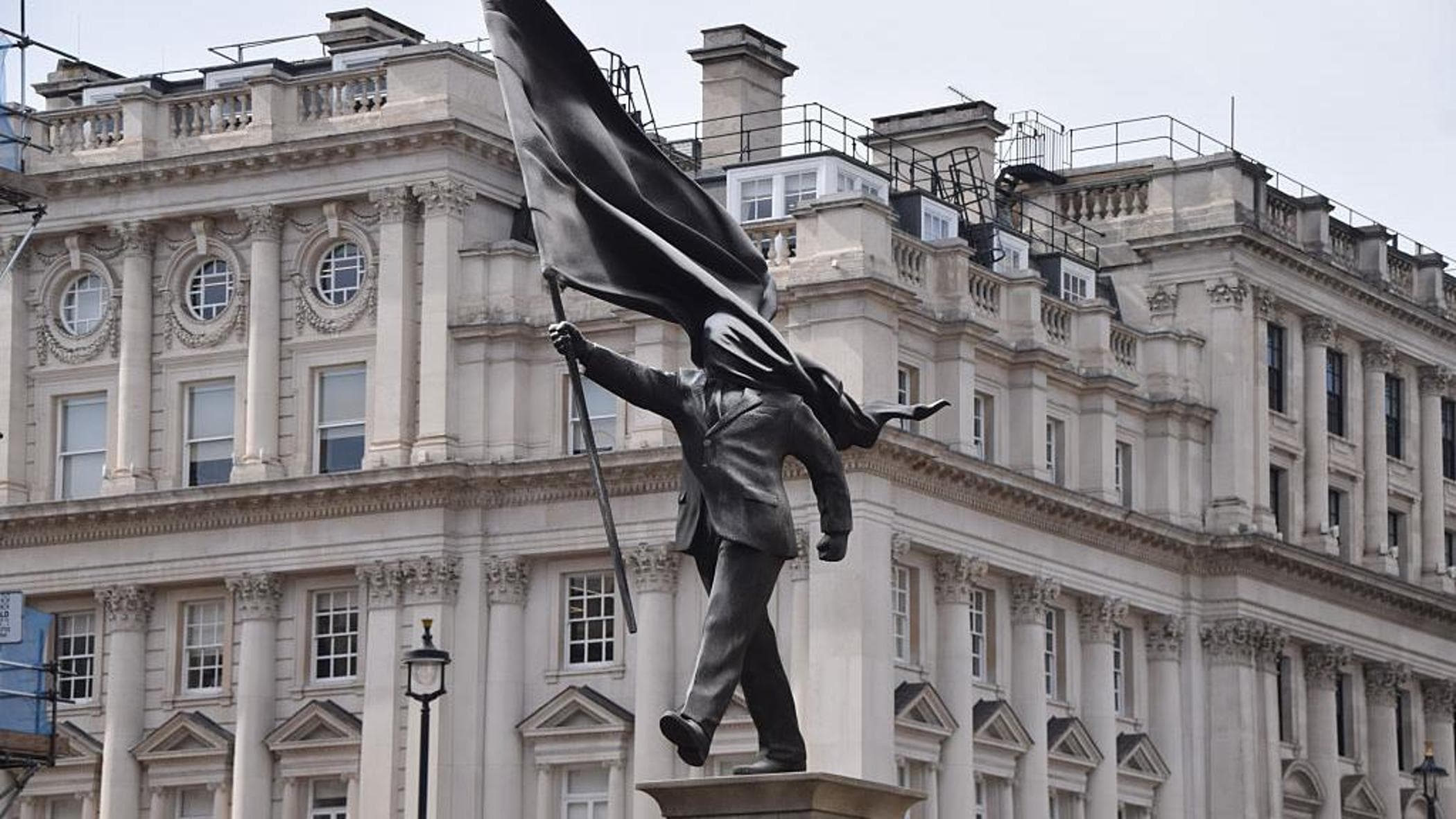 Una statua di Banksy spunta nel centro di Londra a due passi da quella di re Edoardo VII