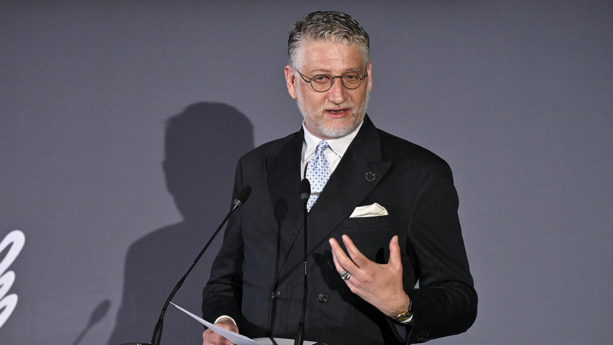 Biennale, Giuli alla carica dell’ex collega Buttafuoco: “Non gli regaleremo il martirio”