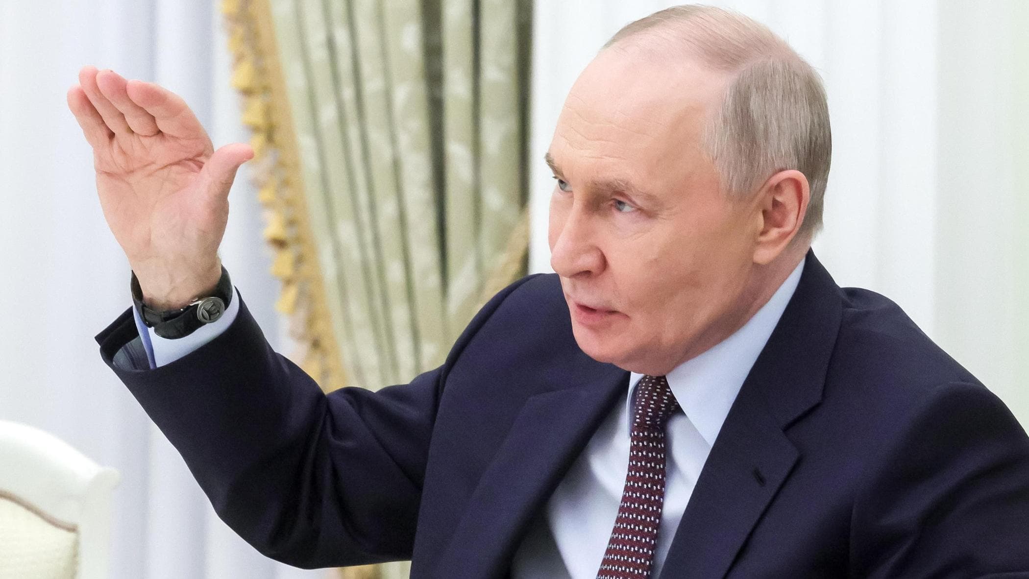 Guerra Ucraina – Russia, news di oggi. L’Ue sulla telefonata Trump-Putin: “Non ci fidiamo di Mosca”. Kiev: “Attacchi russi su Odessa, colpiti edifici residenziali”