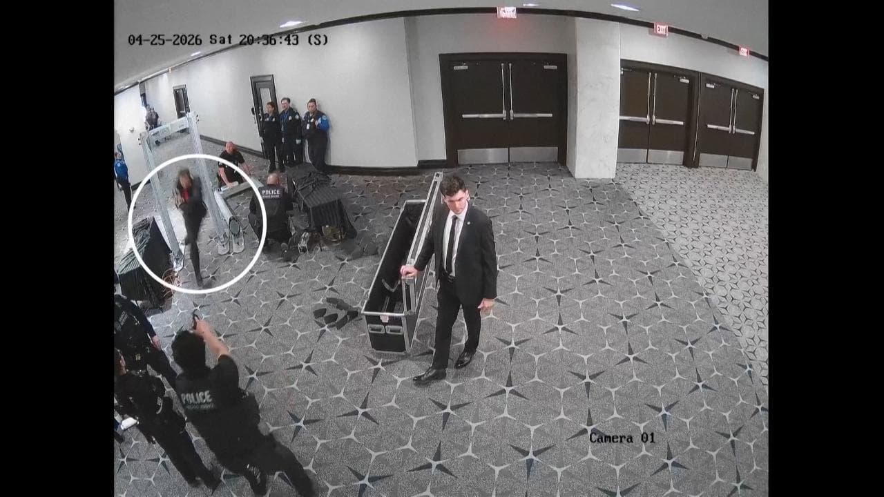 Attentato alla cena dei corrispondenti, nuovo video: Allen corre attraverso metal detector e spara
