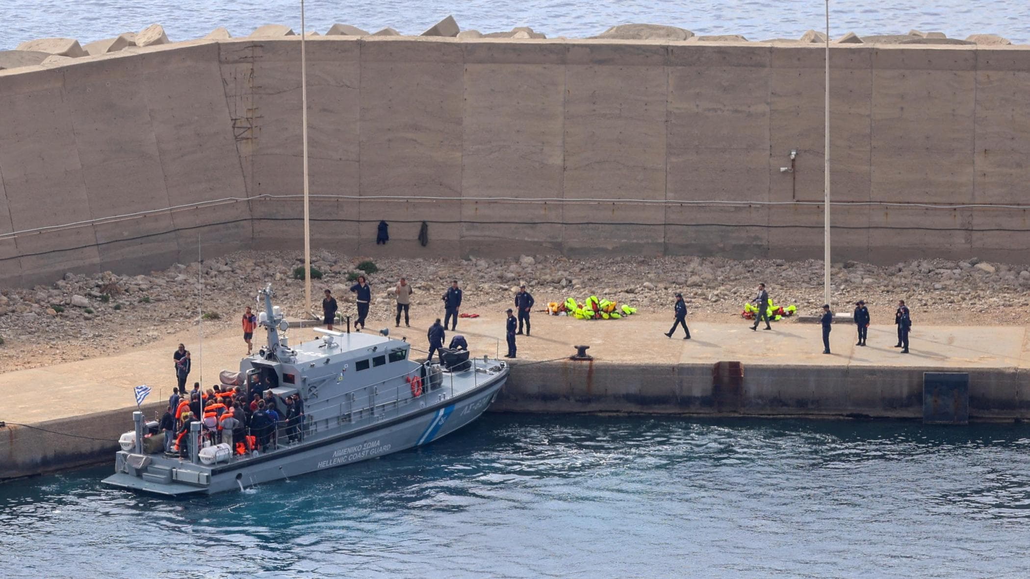 Gaza, gli oltre cento attivisti della Flotilla bloccati da Israele sbarcati sull’isola di Creta