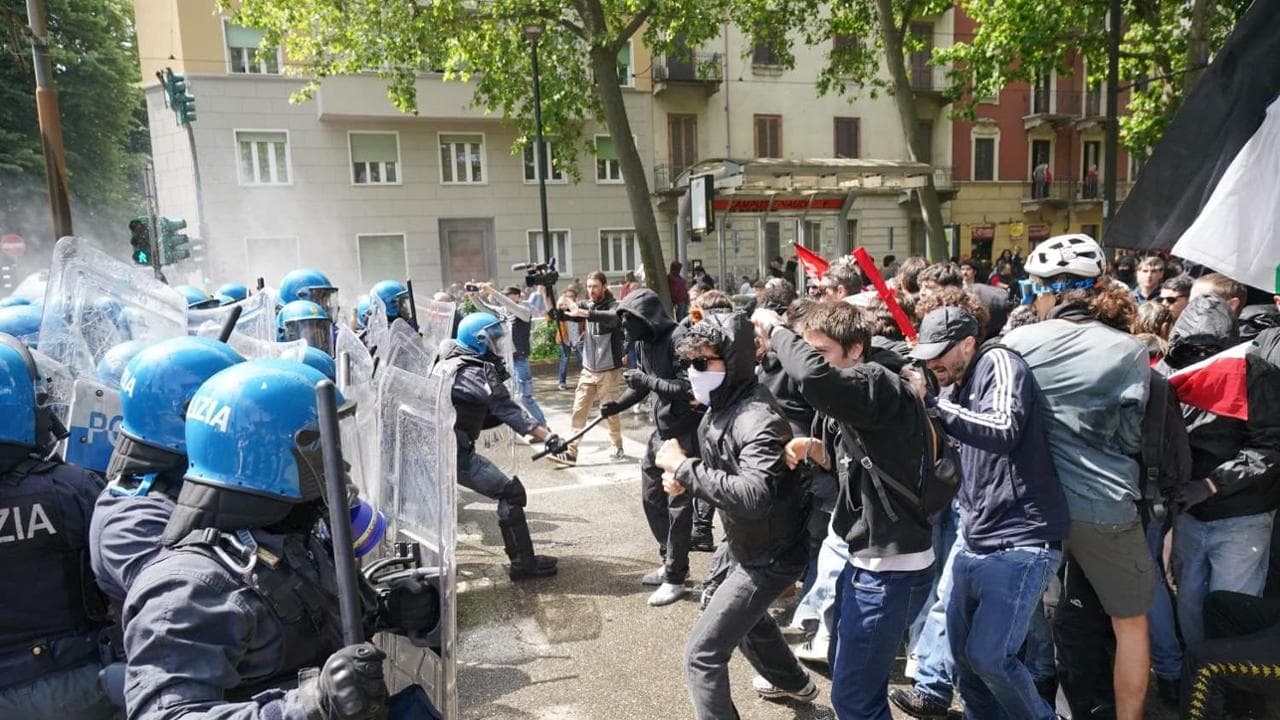 Torino: Shpërthejnë përleshje në marshimin e 1 Majit midis protestuesve dhe policisë përpara ish-fabrikës Askatasuna.