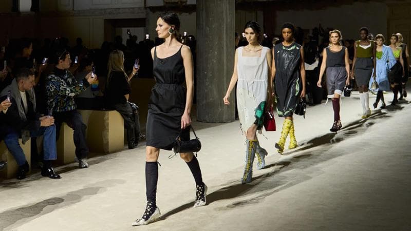 Il lusso regge: Prada e Zegna crescono nel trimestre