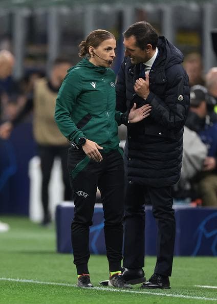Schenone con Stephanie Frappart durante la semifinale di Champions Inter-Milan nel 2023