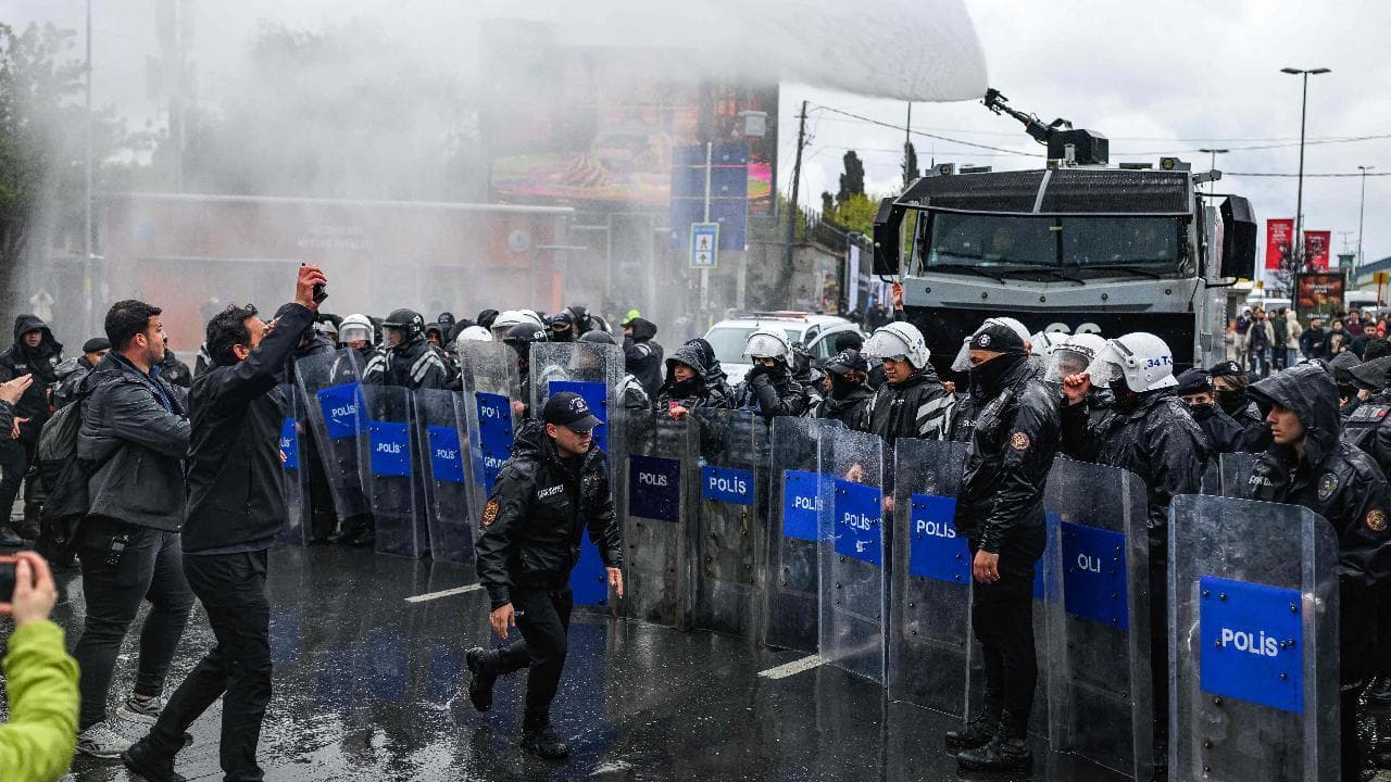 Primo Maggio in Turchia, scontri a Istanbul: idranti e lacrimogeni contro i manifestanti