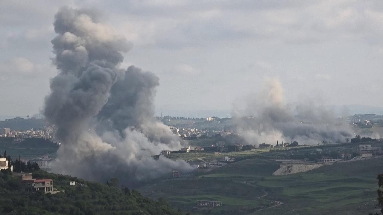 Enormi nubi di fumo sul confine tra Libano e Israele: gli attacchi dell'Idf contro Hezbollah