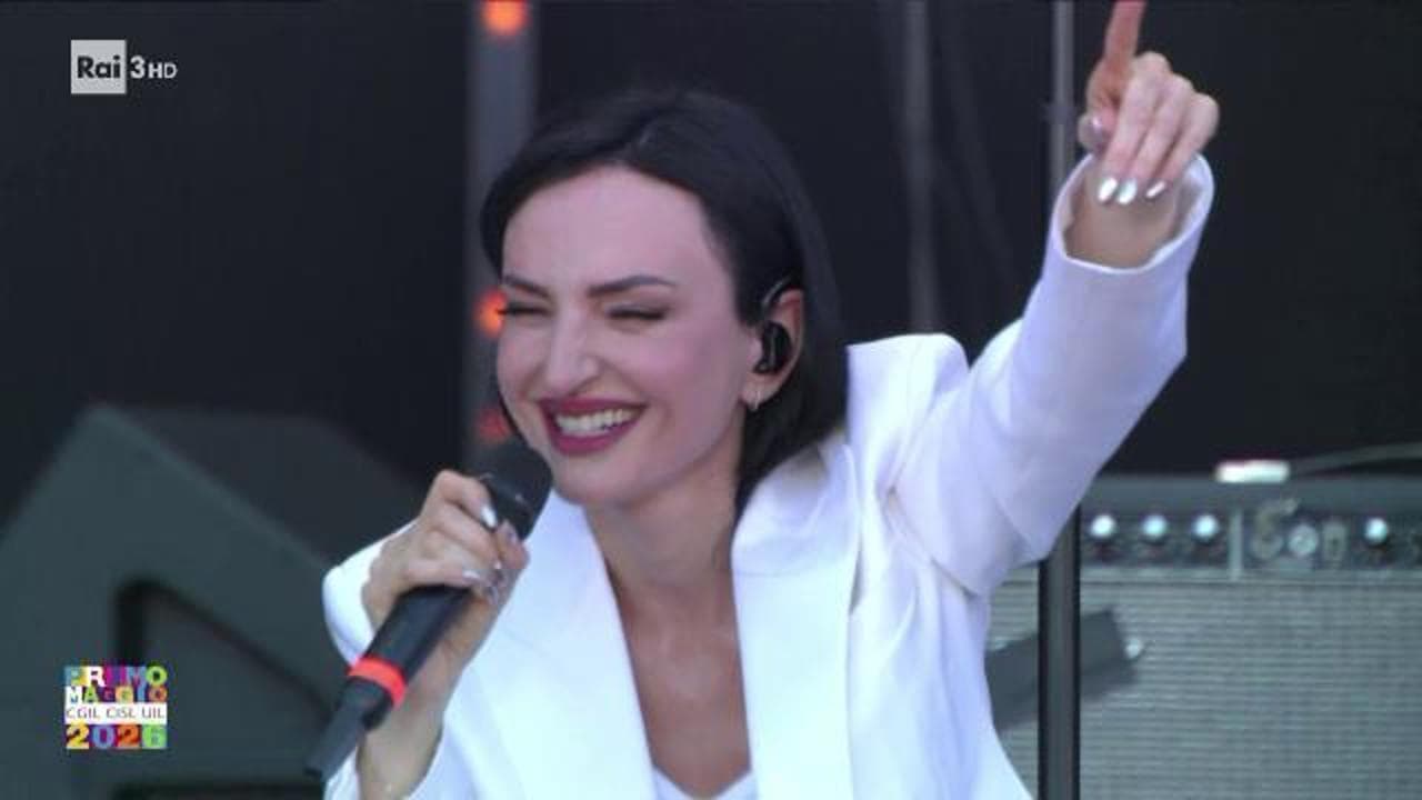 Arisa emoziona con l'omaggio a Lucio Dalla: la sua "Futura" dà il via al Concertone