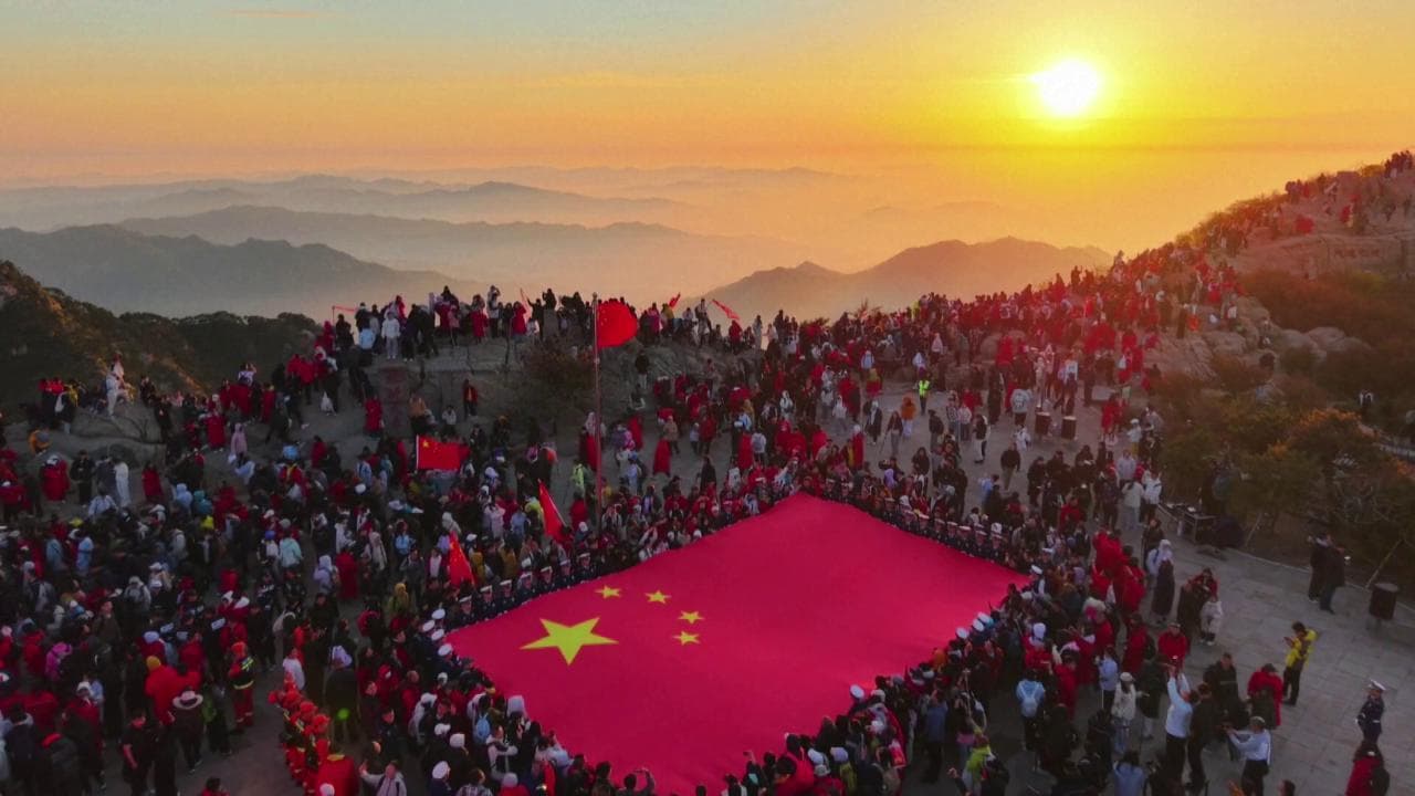 Cina, l’alba sul Monte Tai richiama 20mila persone in vetta: il panorama è mozzafiato