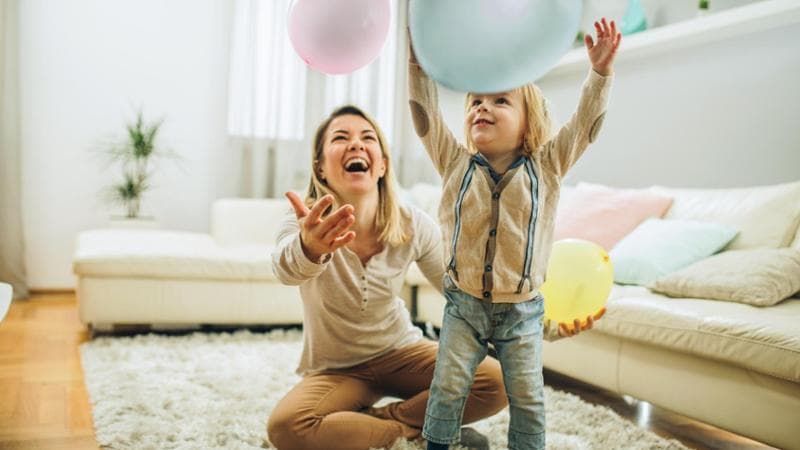 Vita da nanny, le tate dei super-ricchi: “Così guadagniamo 4mila euro al mese”