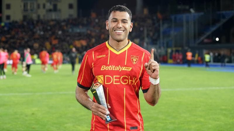 Cheddira con il premio di miglior giocatore della partita