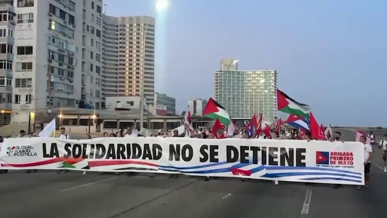 Cuba, corteo in solidarietà della Flotilla: i manifestanti cantano "Bella Ciao"