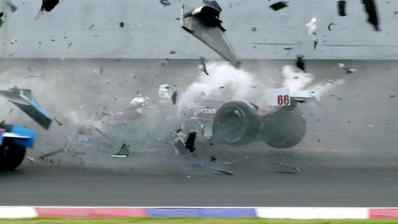 Zanardi dopo la collisione con Alex Tagliani durante l' 'Amercian Memorial'' a Klettwitz il 15 settembre 2001