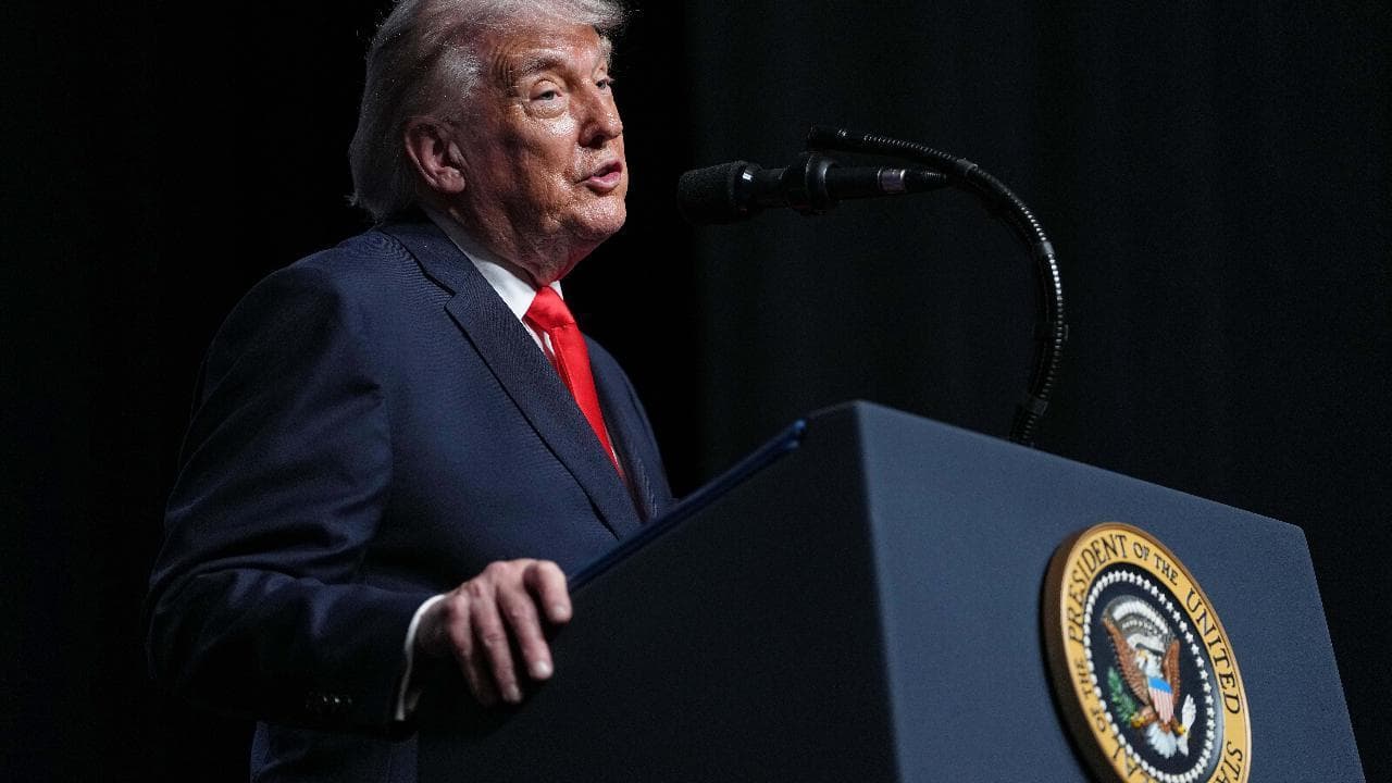 Trump: "Mi spingevano a prendere un cane per i voti". E attacca Biden: "Il suo mordeva gli agenti"