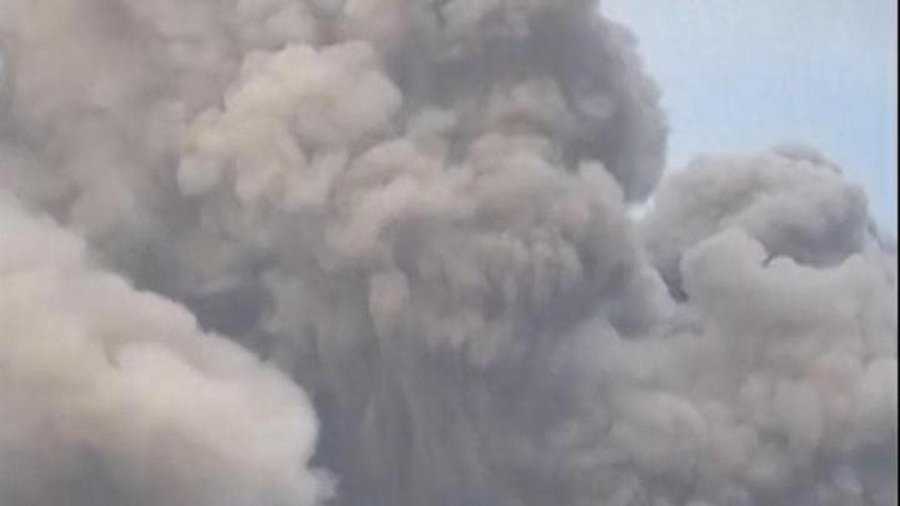 Filippine, il Mayon si risveglia: alte colonne di cenere e rischio eruzione