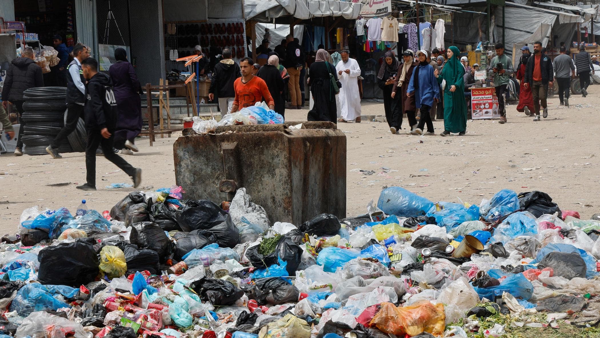 Sono i topi l’ultima piaga delle famiglie sfollate di Gaza: “Attaccano i bimbi nel sonno”