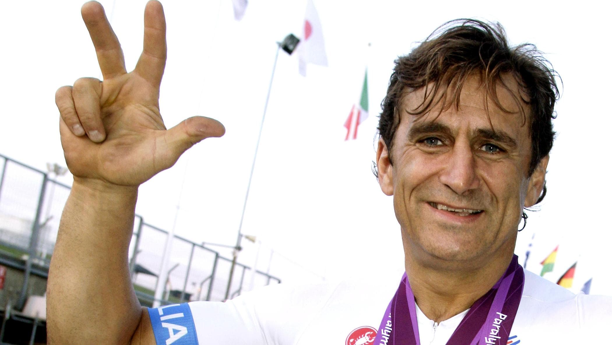 Alex Zanardi, addio al campione che vinse due volte: viaggio del paese che lo saluta in silenzio
