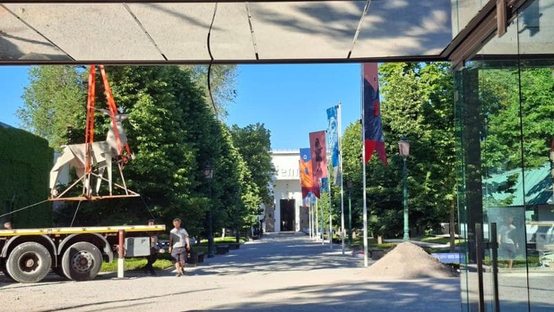 Anteprima: Nel cantiere Biennale vicino al padiglione russo l’opera simbolo ucraina
