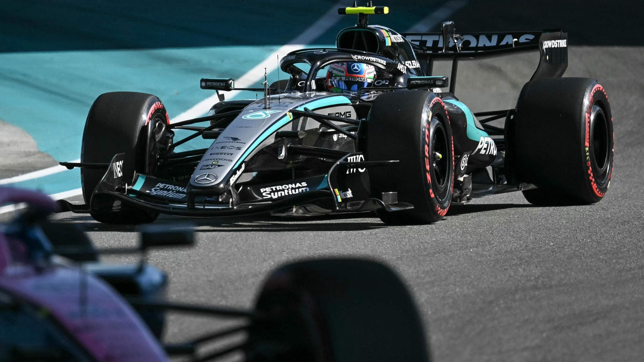Antonelli muhteşem: üst üste üçüncü pole pozisyonu. Verstappen ön sırada, ardından Leclerc