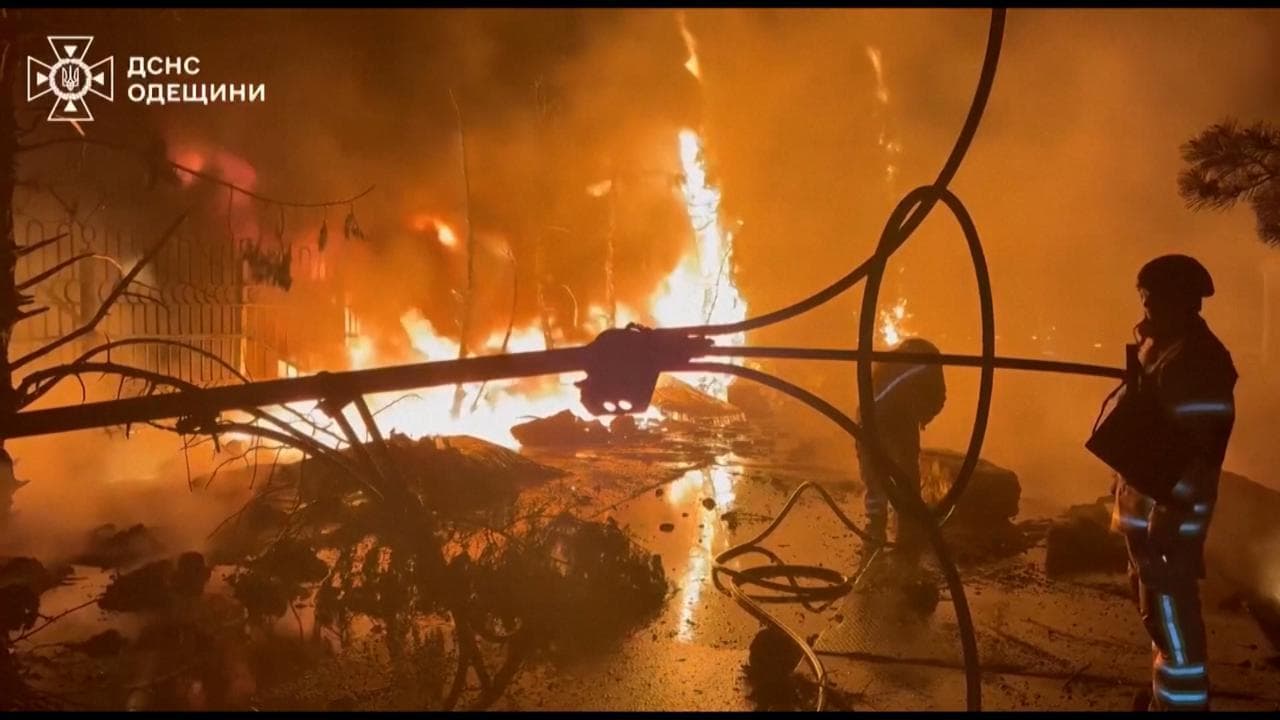 Ucraina: nuovi raid russi su palazzi residenziali a Odessa, l'intervento dei vigili del fuoco