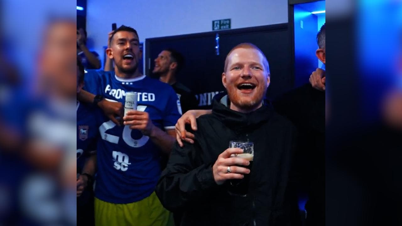 Inghilterra, Ipswich promosso in Premier League: nello spogliatoio la festa con Ed Sheeran