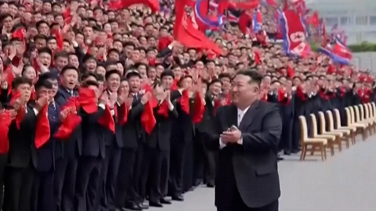 Corea del Nord: bagno di folla per Kim Jong-Un all'incontro con i giovani del partito