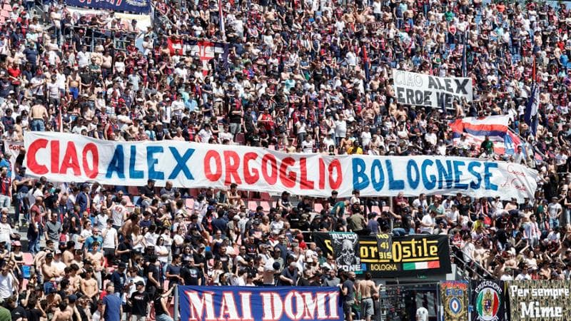 Uno striscione dei tifosi del Bologna dedicato a Zanardi
