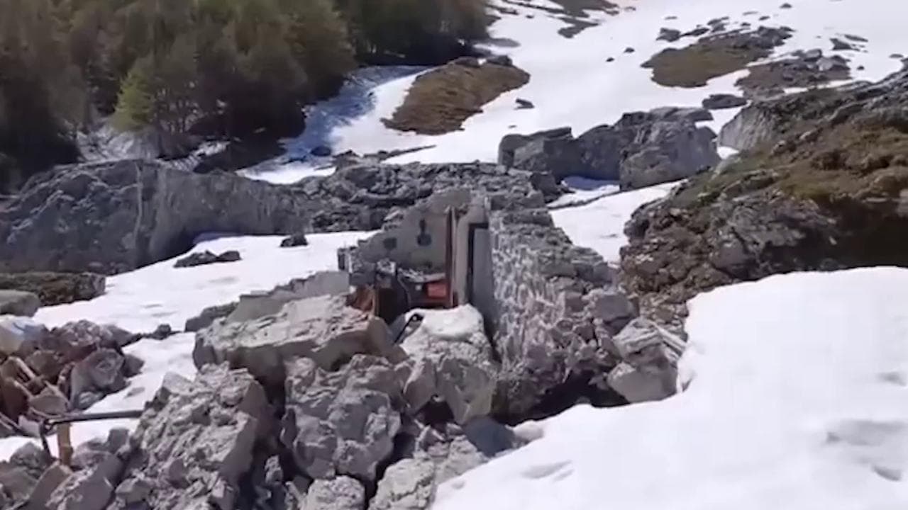 Abruzzo, slavina si stacca sul Gran Sasso e distrugge un rifugio: nessun ferito