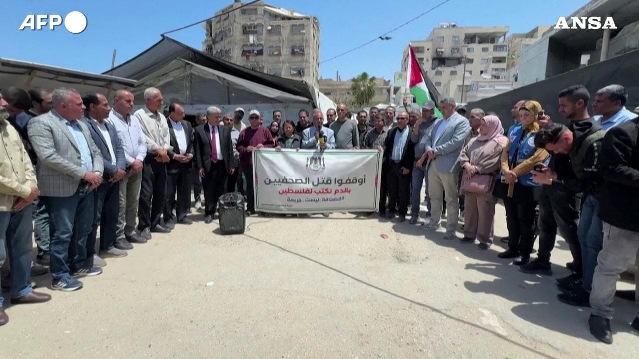 Giornata della libertà di stampa, mobilitazione dei giornalisti palestinesi: il raduno a Gaza