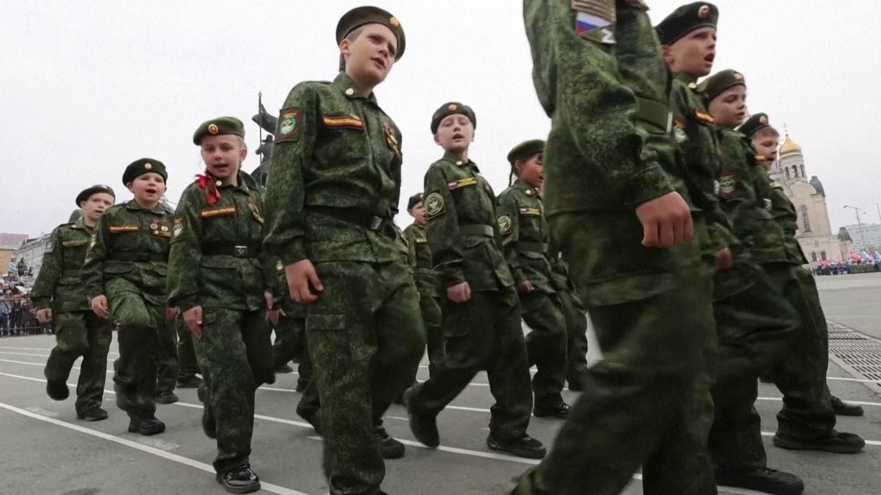 Russia, anche i bambini in uniforme alla parata per il Giorno della Vittoria sulla Germania nazista