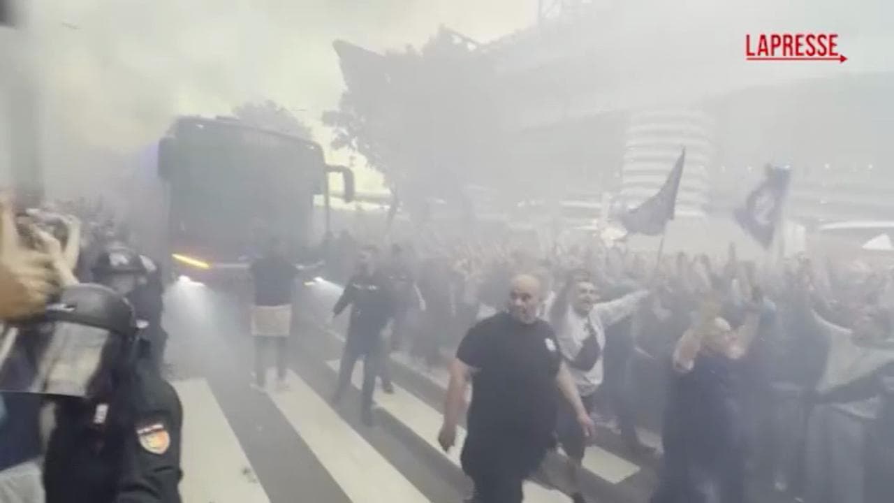 Inter, cori e fuochi d'artificio all'arrivo del pullman della squadra a San Siro