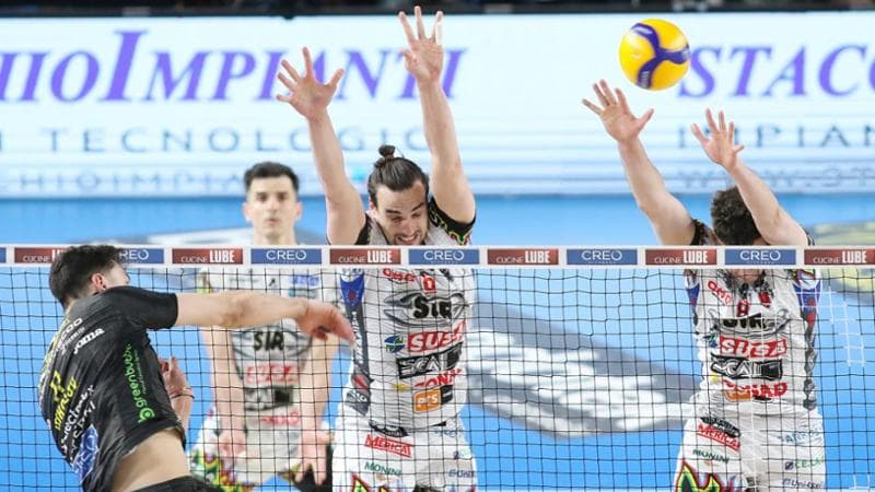 Il muro di Giannelli e Loser (Perugia) contro Nikolov (Civitanova) (foto legavolley)