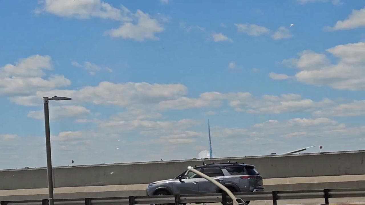 Newark, aereo United Arlines colpisce un palo della luce durante l'atterraggio